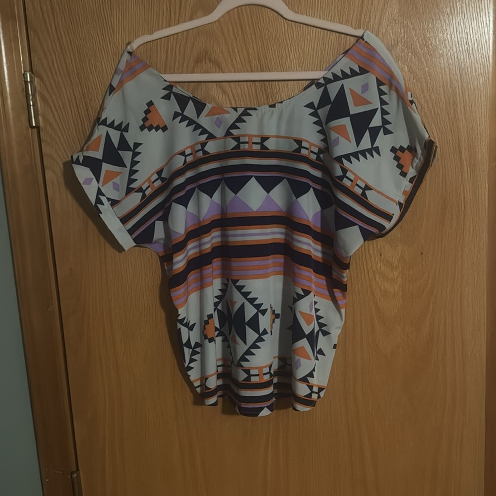 Aztec women’s shirt size medium - Picture 2 of 5